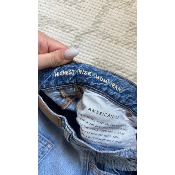 0192. American Eagle Distressed Ripped Jeans Light Wash High‎ Rise Mom Jeans - Picture 9 of 11